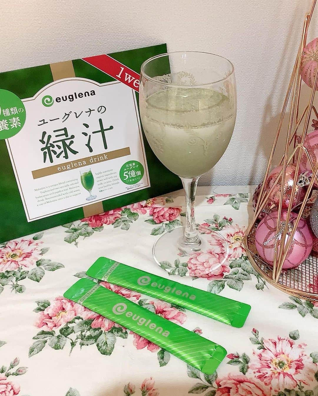Miku Hirata 平田未来さんのインスタグラム写真 - (Miku Hirata 平田未来Instagram)「週末は、あちこちお出かけしたり、 行事があって慌ただしかったですが、とても楽しく過ごせました❣️ 食事の方は、ちょっとゆっくりできず😅  そんな時、飲んでいるのが、 #ユーグレナ　の　#緑汁 です🍵 * 「え、緑汁？」😳 と思う方もいらっしゃるかもしれませんが、 すっきりとしていて、飲みやすく、 とってもおいしい✨ * お水でもオッケーですが、 私は写真3枚目のように 牛乳で溶かして飲むのがお気に入りです💓  まろやかな味になります✨ * 小包装なので 外出先に持っていくこともできますし、 子供から大人まで飲めます👍💓 お試し価格は、¥980で、2週間飲めます🥰  @euglena_one で、プレゼントキャンペーン実施中です💚 * ぜひ見てみてくださいね！  #ユーグレナの緑汁  #緑汁 #ミドリムシ #PR  #59種類の栄養素 #栄養 #健康美 #ダイエット #美肌効果 #キャンペーン実施中  #大麦若葉 #明日葉 #インナービューティー #デトックス #エイジングケア #美腸 #腸活 #腸内環境 #パラミロン #スタイルアップ  #お出かけコーディネート #男の子ママコーデ #chesty #チェスティワンピース」11月25日 19時43分 - miku.hirata