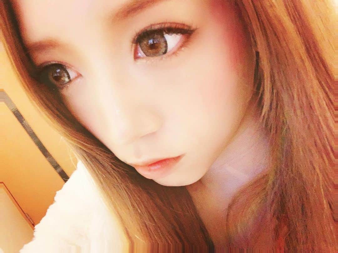 綾瀬るいのインスタグラム：「マツエク盛り盛り〜✨ 休みが休んだ気がしない毎回…  もう12月か〜、早いっ‼️ #中洲 #中洲キャバ嬢 #中洲クラブ #ニュークラ #キャバ嬢 #クラブ #club #水商売 #マツエク #美容 #自撮り #詐欺」