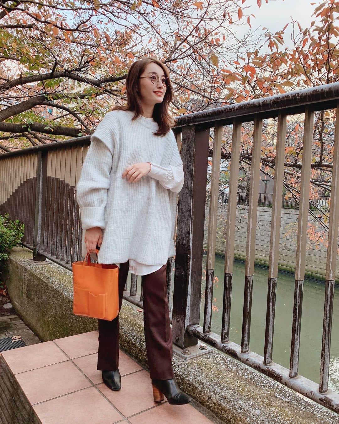 小祝麻里亜のインスタグラム：「そろそろ葉も色づいてきましたね☺️🍁紅葉とか観に行かれますか？ ． 週末は収納力抜群の @accommode のバッグとおさんぽ🚶‍♀️スマホも可愛く、見せる収納です❣️(2枚目) ． ． ＿＿＿＿＿＿＿＿ #outfit #coordinate #look #instafashion #accommode #셀스타그램 #얼스타그램 #코디 #스타일링 #데일리 #데일리룩 #오오티디 #アコモデ #コーデ #バッグ」