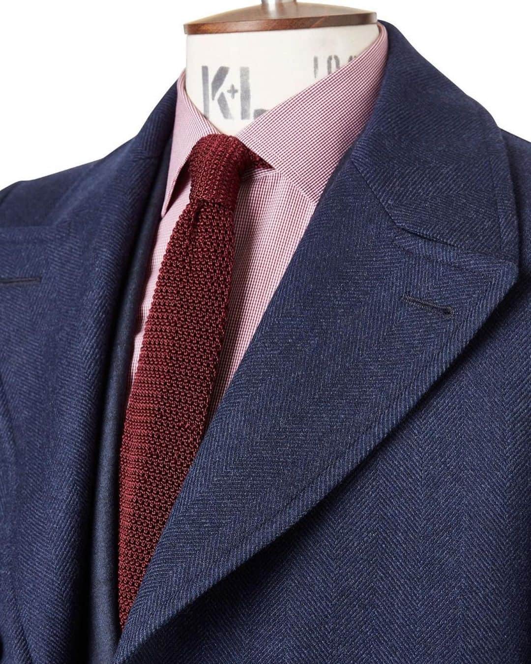 のインスタグラム：「This Herringbone Greatcoat is so aptly named; crafted in a thick, pure wool navy herringbone this is a coat to create an impression in, as well as keep you warm.  Pop the collar, button-up (it’s double breasted to prevent to wind cutting through) and turn to the wind, you will look so cool and feel rather warm. What is there not to like?  With 50% of all our Chester Barrie Gold Label coats, there’s never been a better time to discover the exquisite Herringbone Greatcoat online or in-store. . . . .  #AW19 #AutumnWinter19 #Sale #MidSeason #Autumn #Winter #Coats #WinterCoats #Cashmere #ShopTheLook #CBstyle #TailoredToFit #SavileRow #MenWithStyle #Fashion #MensStyle #Style #ChesterBarrie #Tailoring #Menswear #Jacket #MensFashion #BritishFashion #MensLifestyle #London」