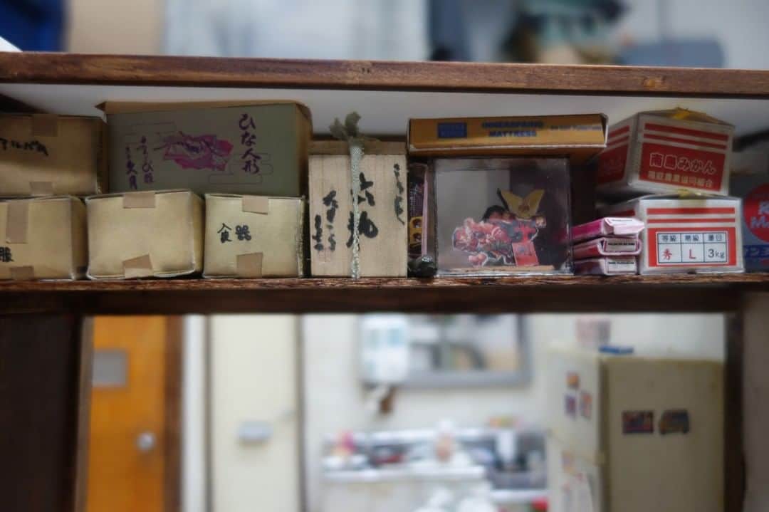 The Japan Timesさんのインスタグラム写真 - (The Japan TimesInstagram)「Miyu Kojima creates dioramas of rooms. The attention to detail and the sense of realism is phenomenal. But unlike other miniatures, these are faithful replicas of real rooms where the occupants have died. In many cases, they are documents of "kodokushi" (lonely deaths), where those living alone are found dead in their homes, sometimes going unnoticed for days or even weeks. Kojima started making them as part of her job, working for a company that that cleans up homes after death. Of the models Kojima creates, she says that rather than replicating specific rooms in precise detail, she tries “to capture the essence of the characteristics that I noticed while cleaning them out.” In Tokyo, 4,777 people died alone in 2017. Around a third were found two to three days after their death, while nearly 10 percent were discovered more than a month after they passed away. Kojima says she can empathize with families who lose kind in this way and is considering projecting 3D images of people moving in her models “to show that despite the way they may have died, these people all led regular lives.” Read the full story with the link in the bio. 📸: Alex Martin . . . . . . #models #miniatures #diorama #death #孤独死 #ミニチュア」11月25日 20時00分 - thejapantimes