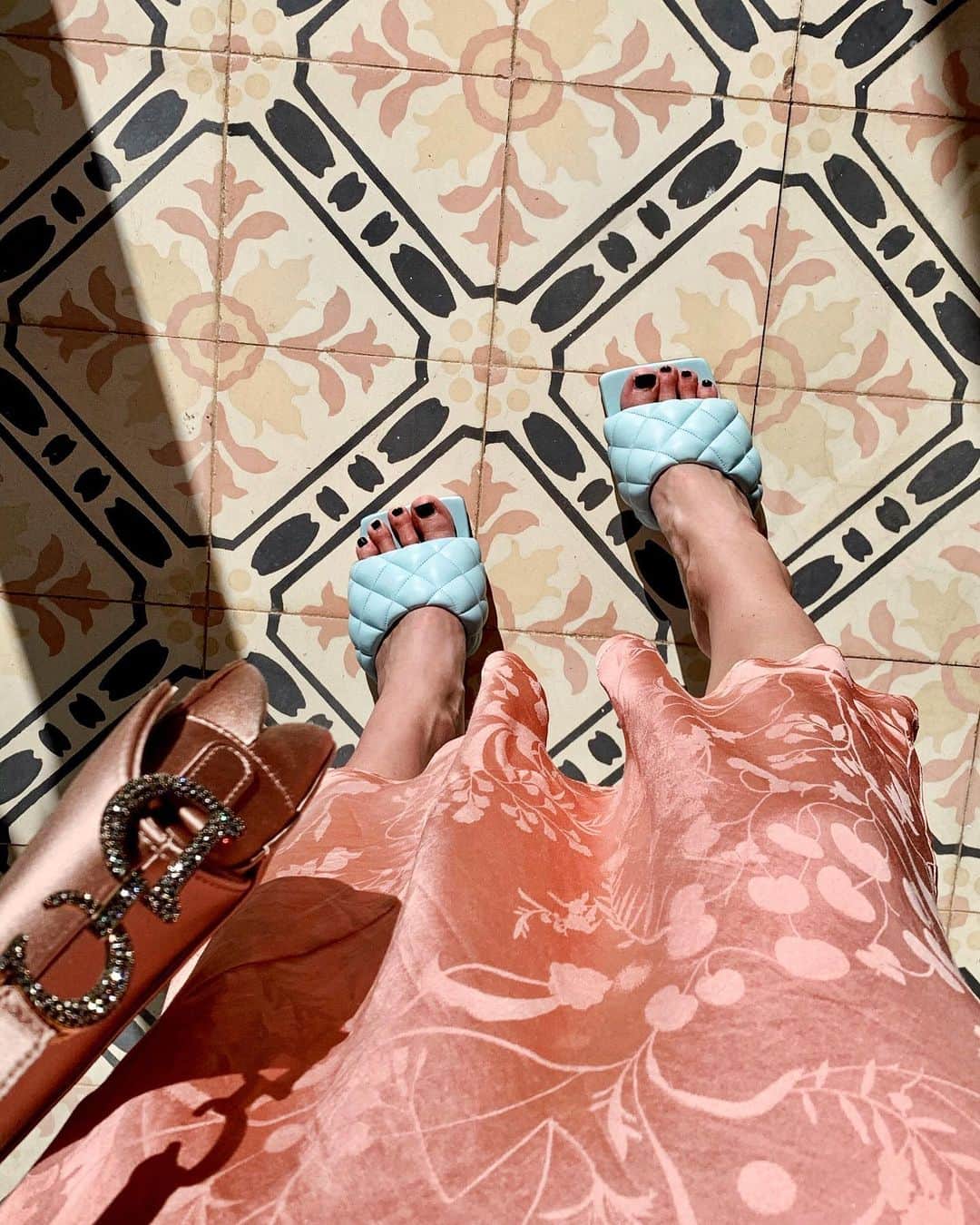 レオニー・ハンネさんのインスタグラム写真 - (レオニー・ハンネInstagram)「Tiles & pastels. 🦋 Anzeige #EscapeWithSpell #BottegaVeneta #Dior」11月25日 20時02分 - leoniehanne