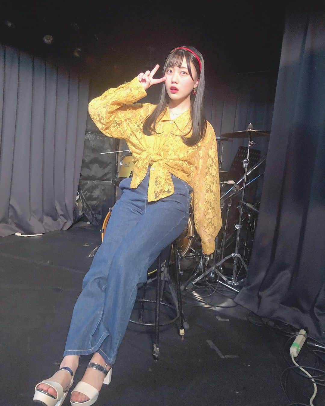 のインスタグラム：「🕊 ソロライブの時の衣装 🌼 全身の写真あんまり載せないからレアです…!笑 . 少し前のアイドル風の衣装を古着屋さんで頑張って選んだよ！ジーパンもあんまり履かないから新鮮でした☺︎☺︎ . どっちの衣装が好き〜〜？ . . . #古着 #樋口なづな #スパガ」