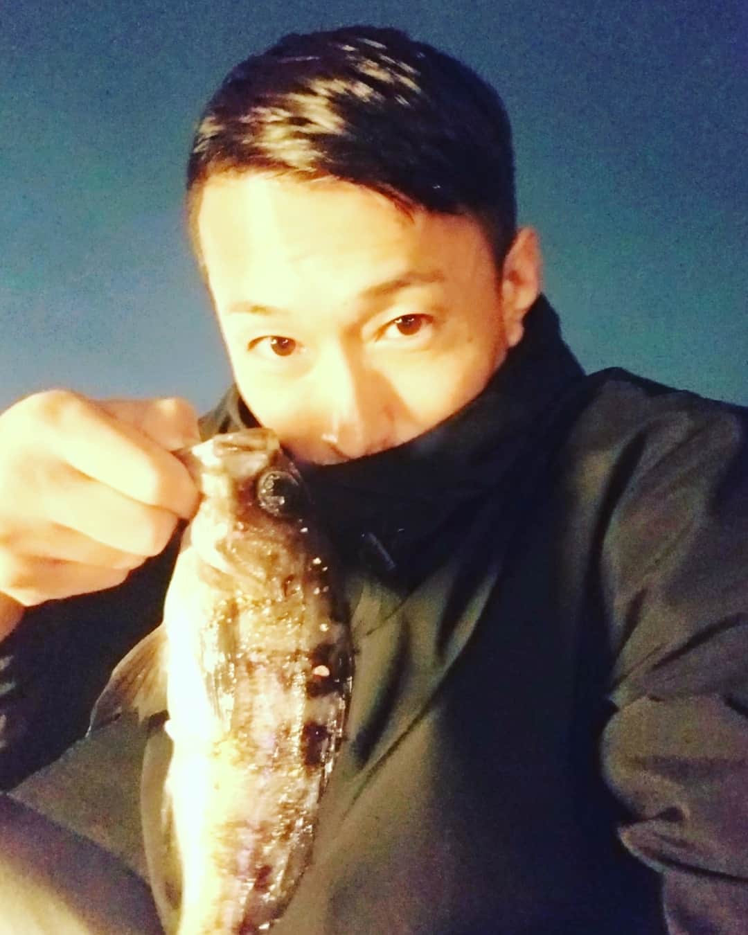 黒石高大のインスタグラム：「釣りしたー 車戻った瞬間雨降ってきた いっぱい釣れたし今日も良い日 昨日からヒゲ伸ばしてるの 今最高に汚ならしくて剃りたくてしょーがない #釣り #海釣り」