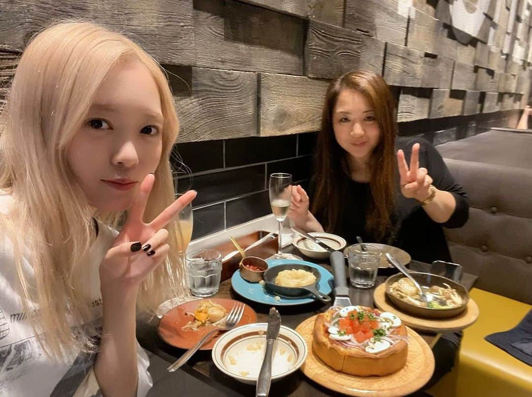 uyuのインスタグラム：「先日、高校生の時からお世話になっている安藤先生がお誕生日を祝って下さいました。  とても美味しかったです🍕🍸 ありがとうございました！！」
