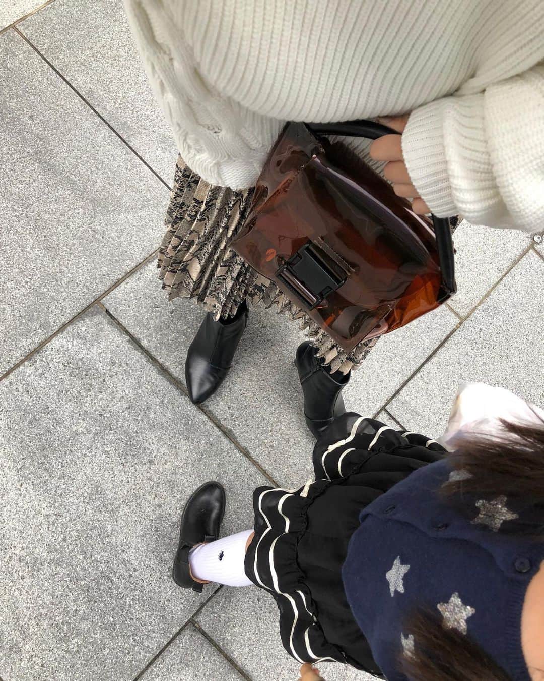 丸山悠美さんのインスタグラム写真 - (丸山悠美Instagram)「先日渋谷パルコに行った際に連れて帰ってきたクリアバッグとチェーンニット。﻿ ﻿ bag @zucca_tokyo ﻿ knit @mercibeaucoup_marche ﻿ ﻿ バッグはグレーと迷ってブラウンに。﻿ ファーのタイプもあってそちらも迷い中です💭﻿ #zucca_tokyo#メルシーボークー#にゃー#渋谷パルコ#parco#fashion#mamacode#kidsfashion#shopping #fashion #outfit #ootd #coordinate #instafashion #コーディネート #ニット  #きれいめカジュアル #大人カジュアル #ママコーデ #プチプラコーデ #プリーツスカート #パイソン #服好きな人と繋がりたい」11月25日 20時20分 - maruyumi