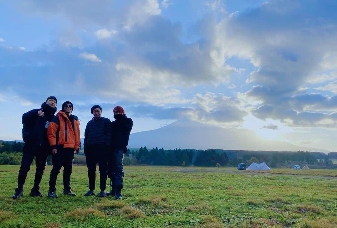 太田和樹／かずちぇるさんのインスタグラム写真 - (太田和樹／かずちぇるInstagram)「人生初キャンプ⛺️ タイムラプスの朝日 見てみて下さい☀️ またすぐ行きたいなあ🗻  #ふもとっぱらキャンプ場 #ふもとっぱら #富士山 #camp #camping #blackcampers #blackcamp #spyair #julius_7」11月25日 20時20分 - kazuki_1625