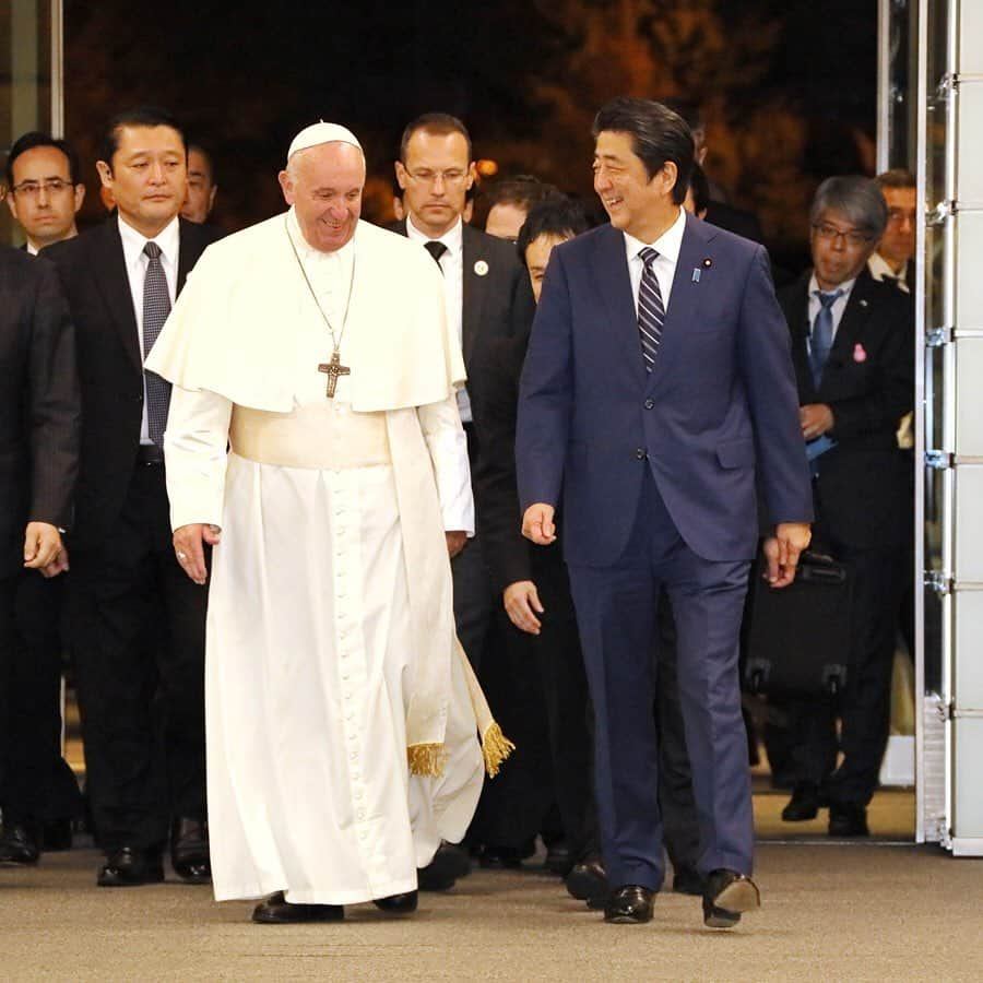 首相官邸さんのインスタグラム写真 - (首相官邸Instagram)「官邸スタッフです。 本日、安倍総理はフランシスコ ローマ教皇を官邸にお迎えし、会談に臨みました。 . #ローマ教皇 #フランシスコ教皇 #🇻🇦 #welcometojapan #ようこそ日本へ #popefrancis  @franciscus @shinzoabe」11月25日 20時22分 - kantei