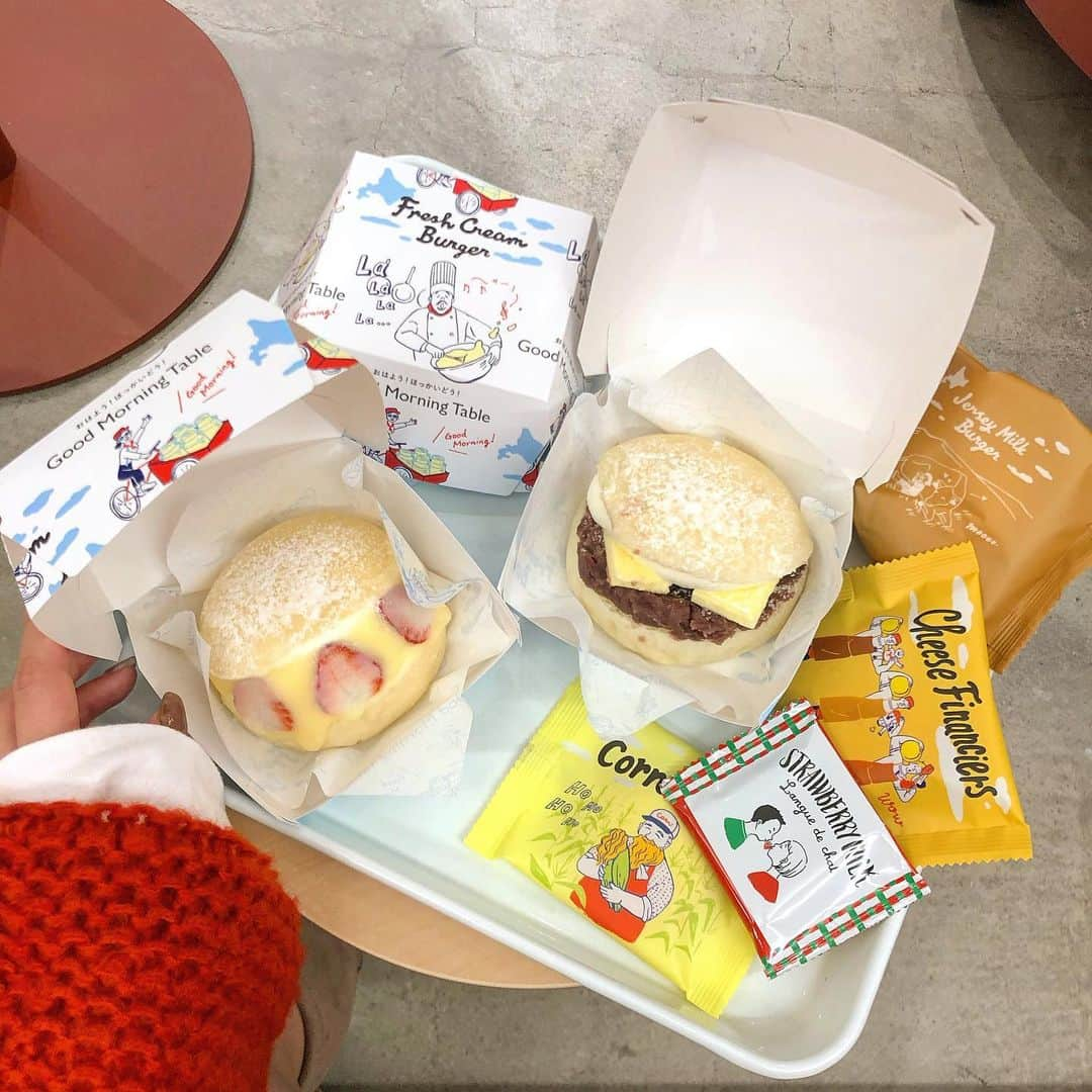 都築青空さんのインスタグラム写真 - (都築青空Instagram)「『Good Morning Table』が 横浜高島屋B1Fにopen🍦💙 @goodmorningtableofficial . . openに先駆けて先行試食会へ🍽 『生クリームバーガー』と 『生クリームコーン茶』を頂きました😋😋 . .  どれも北海道の素材の旨さを引き出していて、 ボリュームたっぷりなのに甘すぎず、 しっとりとなめらかな食感を楽しめました🥰 . .  #ルタオ #goodmorningtable #グッドモーニングテーブル #生クリームバーガー #横浜高島屋 #北海道スイーツ #関東 #横浜駅」11月25日 20時22分 - aozora723