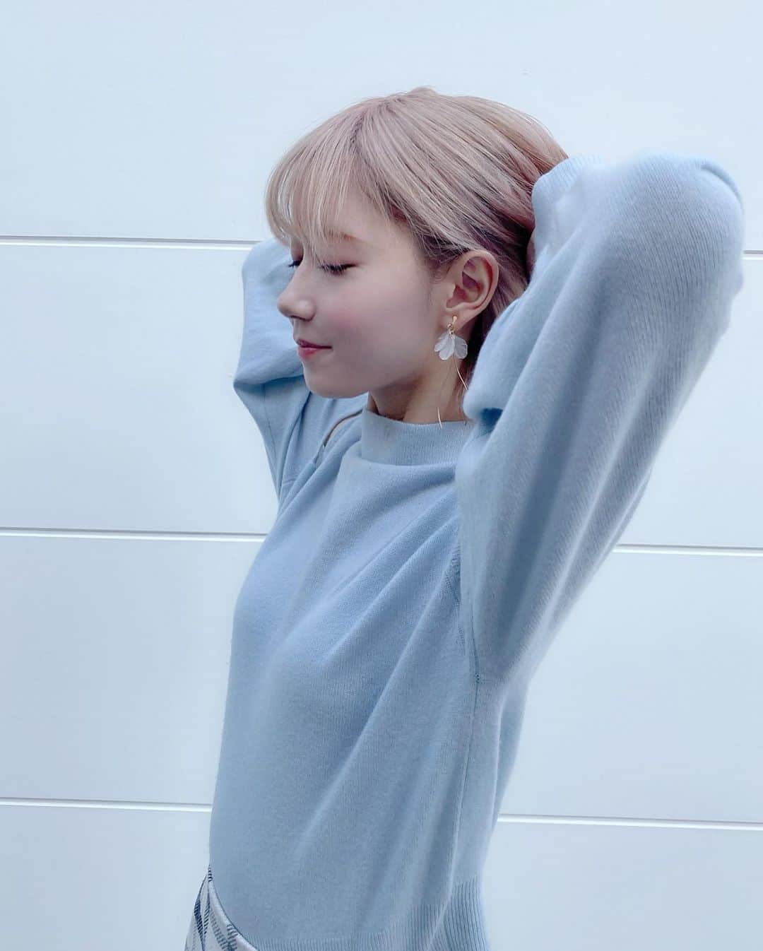 ゆきりぬさんのインスタグラム写真 - (ゆきりぬInstagram)「最近ハマってる穴あきニット！ @celford_official のニットなんだけど、色と形最強すぎない？ ちょっと前の写真だけどこの髪色と水色の組み合わせがめちゃくちゃ好きだったー！ もちろん今の暗い髪色も好きだけど、これはこれで非現実っぽくて楽しかったな〜☺️💕 また気が向いたらハイトーンにしよ〜！ . . そしてスカートはUNIQLOなんだけど2年前くらいの1万円コーデ企画で買ったスカートだよ！ずーっと気に入って履いてる笑 . . tops: @celford_official  skirt: @uniqlo  boots: @zara」11月25日 20時31分 - yukirin_u