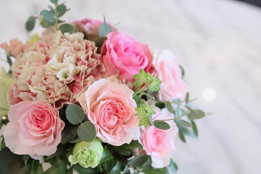 のインスタグラム：「いい夫婦の日のお花🌸  11月22日、パーティー前日で すっかり忘れてたけど、 いい夫婦の日で 帰ってきた主人の手にはお花💐 ホットした瞬間♡ いつもしてもらってばかり💐ありがとう^ ^♪」