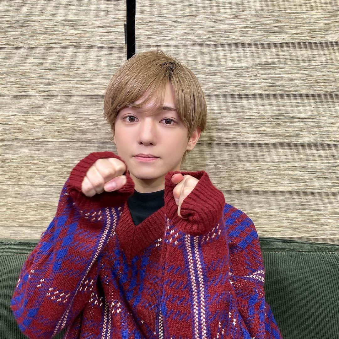 こんどうようぢのインスタグラム：「萌え袖をしっかり確認してから 撮ってるところを撮られました。  #萌え袖男子  #こんどうようぢPHOTOBOOK #요우지스타그램」