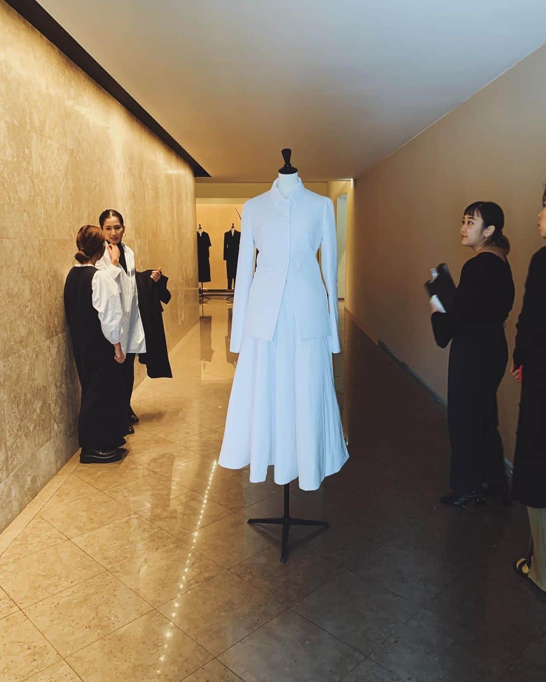 のインスタグラム：「🕊 ＿＿＿＿＿＿＿＿＿＿ ・ THE ROW @therow  Resort & Spring 2020  PRESS PRESENTATION  ストーリーにのせたら 反応がすごいので ハイライトにのせました。 ・ ・ ・ ・ #therow #ザロウ #菊池寛実記念智美術館」