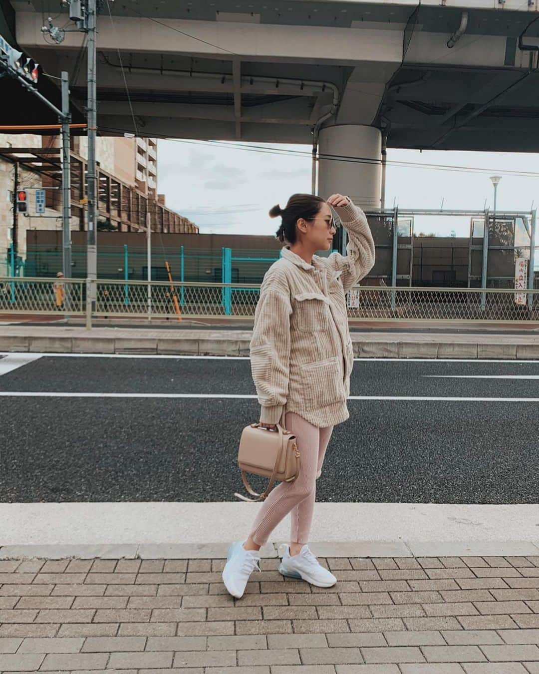 伊地知朋子さんのインスタグラム写真 - (伊地知朋子Instagram)「#ootd @earih_official の コーデュロイJKと スニーカーでカジュアルに👟 _____ #秋コーデ #earih」11月25日 20時25分 - tomoko_urbanbobby