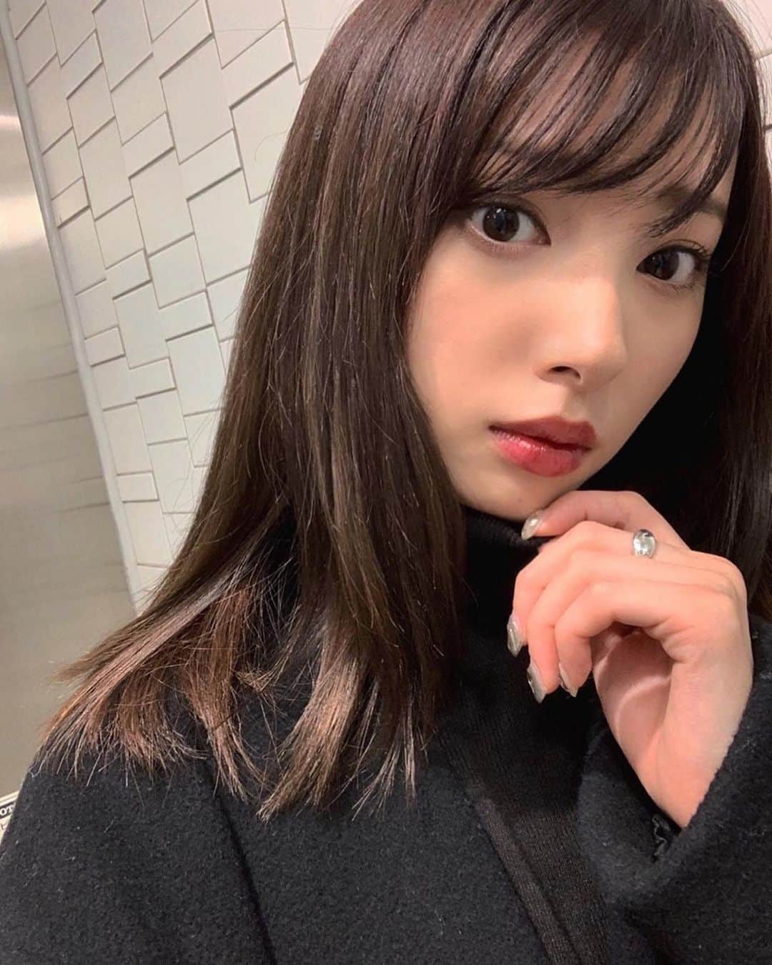 のインスタグラム：「今日のリップは @opera_cosmetics 💄❤︎ 素敵なギフトBOXに入った赤リップを頂いたの⛄️💋 私が付けたのはBOXの1番右の 09  MAUVE REDだよ！ 冬にぴったりな赤リップの限定色も発売されるみたいだよ！❤︎ . #outfit#cosmetics#makeup#lipstick #operacosmetics#pr #オペラリップティント#唇にゆれる赤」