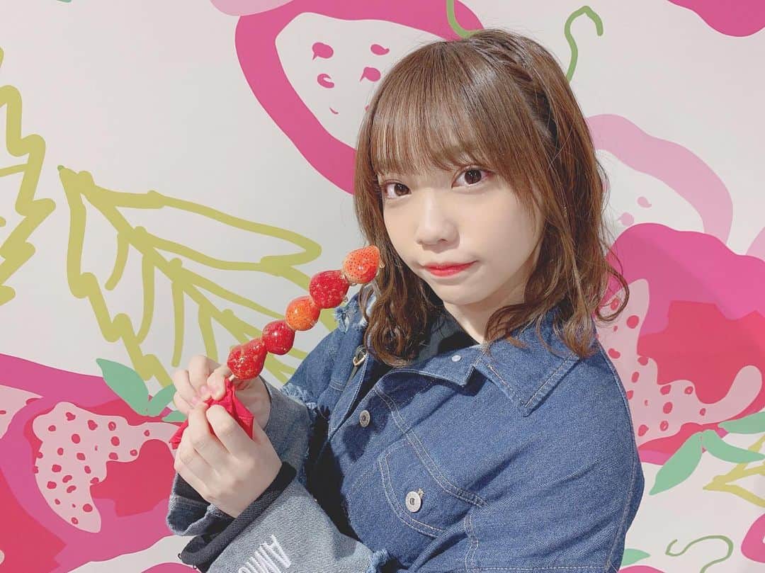 仲村和泉のインスタグラム：「いちごあめ🍓🍭 . #いちご #いちご飴」