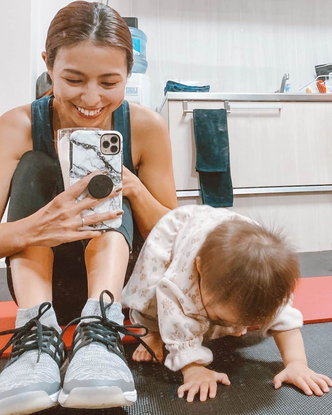 高橋菜摘のインスタグラム：「おいっちにーさんしー🏋️‍♂️ 娘も頑張ってるね。笑♡ 私はトレーニング後のプロテイン中🥛 . 普段裸足で運動したり 靴を履く時もあるよ！ そんなときは動きやすい @roxyjapan のスニーカー👟 ブレやすい時、安定する気がする。 . 大理石のスマフォケースは @otterboxasia のケース！ トレーニング中雑に扱っても 娘がぶん投げても大丈夫🤣 . . そんな私の通ってる 【 @t.balance 】 藤沢店ではっっ🏋️‍♂️ 20名様限定、入会金無料♡ そしてまさかの 1ヶ月分のコース料金無料(4.6.8回コース) 11月末までっ！！！ 横浜や都内の店舗は新規取れないとこも。 出来たてホヤホヤの藤沢店だから 出来るキャンペーン要チェック🙆‍♀️ 気になってる人 とりあえず体験希望の人 いっそげーーー🏃‍♀️ ________________ #パーソナルトレーニング #ジム #運動 #フィットネス女子 #子連れok #赤ちゃんのいる生活 #1歳 #女の子ママ」
