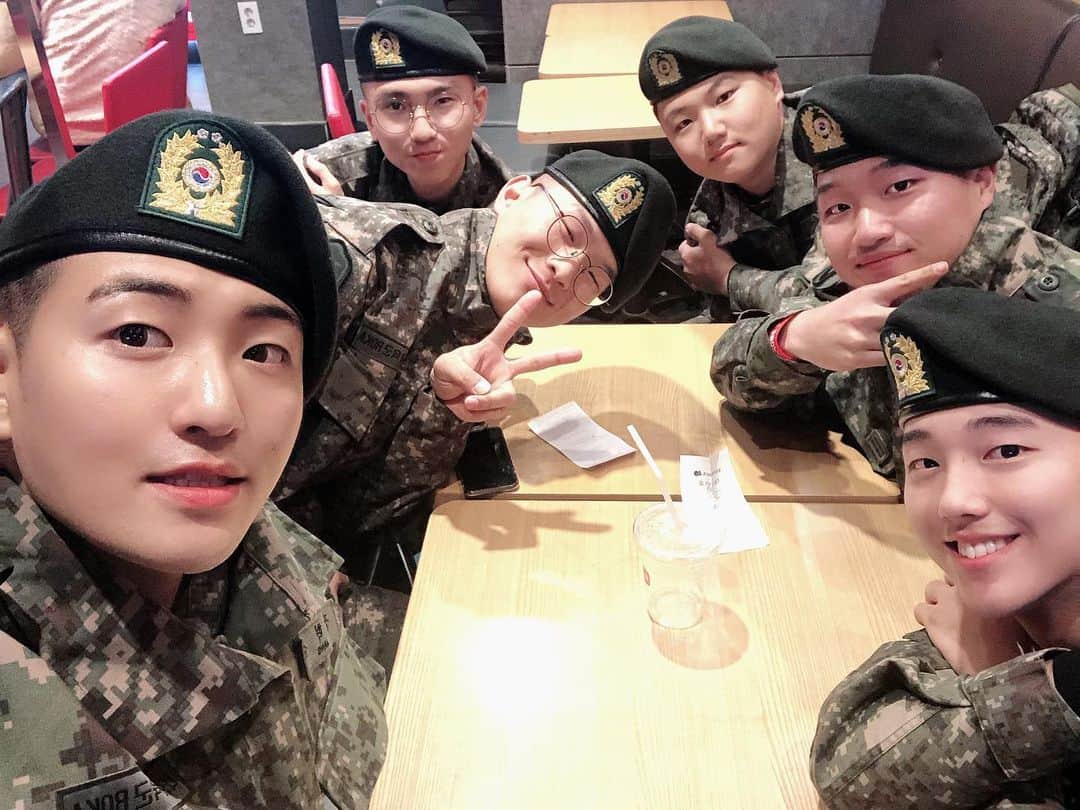 ヒョクジン のインスタグラム：「#동기 단체샷 🐣 #귀요미들 #🐥」