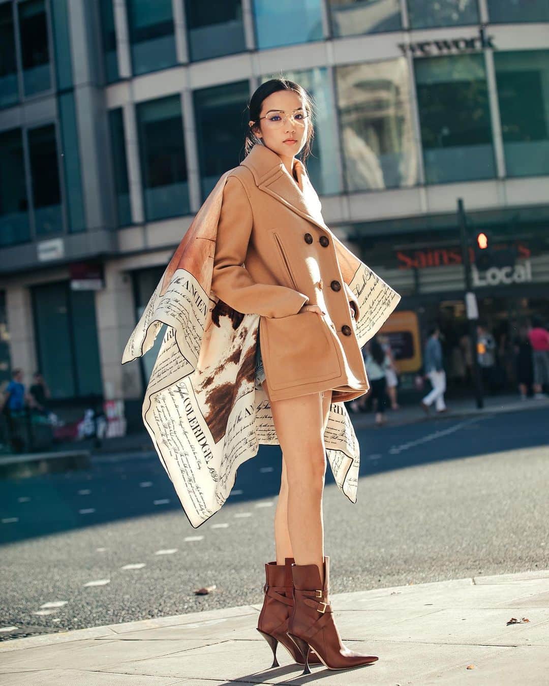 가로수길 , Seoulのインスタグラム：「WORK Shoot for @burberry 🔥 Thx @yoyokulala 📸 버버리 싱가포르 스트리트컷 촬영 좋아하는 인플루언서 요요와 함께 . . #東京 #서울패션위크 #sfw #오오티디 #nyc #koreafashion #패션그램 #womenswear #nyfw #데일리그램 #outfit #ootd #street #streetfashion #streetphoto #가로수길 #이태원 #사진 #스트릿패션 #모델 #wiwt #nyfw #pfw #burberry」