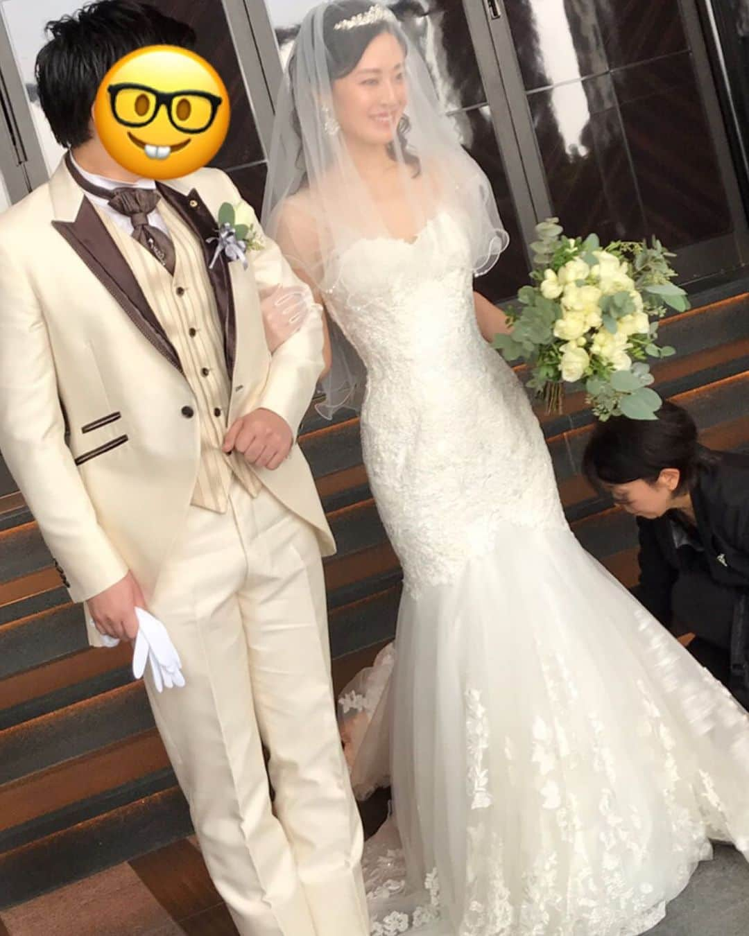 朝倉恵理子さんのインスタグラム写真 - (朝倉恵理子Instagram)「私事ながら先日結婚式を挙げさせて頂きました。 出会って2年、結婚して1年。 大好きな友人に見守られながら結婚式を挙げられたことに感謝です。  これからも末永く応援していただけると幸いです。  #結婚式 #ウェディングドレス」11月25日 20時40分 - erikkumasan126