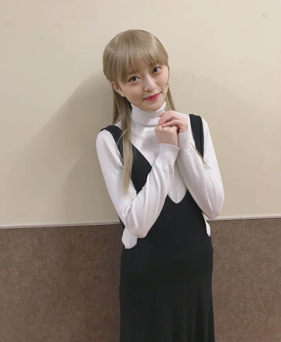 斉藤瑞季のインスタグラム：「載せてなかった！ ラスト、ミシェーラ写真！！✨ ほんとーにありがとうございました😊  手を握るのは、ミシェーラポーズです。（自己流） みんなやってね🤝」