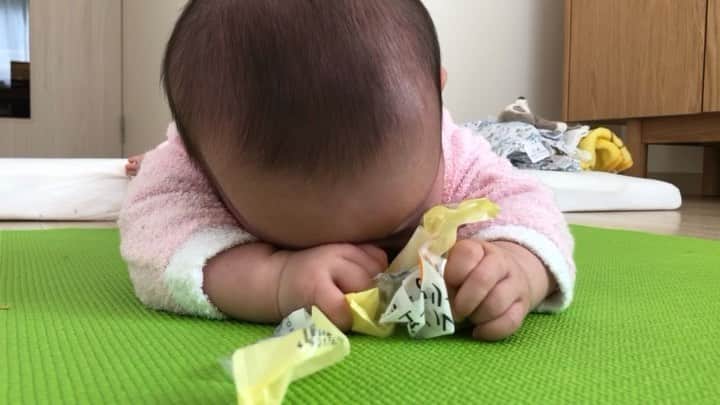 のインスタグラム：「シュークリームの袋を愛しすぎる赤子。 . #毎日赤子 #生後3ヶ月 #ちょーだい #ギャン泣き #そんなに？w #すくすく子育て #ビニール #赤ちゃんのいる生活」