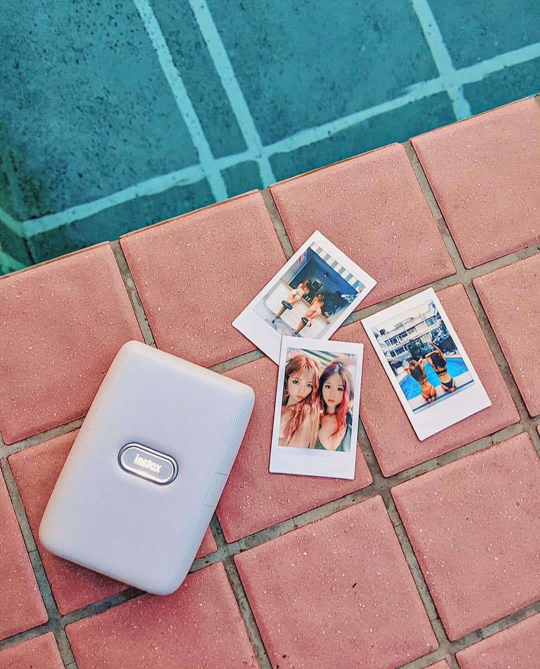 YOKOのインスタグラム：「旅行には必ず持って行ってるチェキ✌🏻 . 今回はLinkをお供に！ 見た目もスタイリッシュでかわいいし 選んで12秒で印刷できるお手軽さ✨ . チェキができあがるまでのワクワクがすき . . #instaxlife#linkモニター#instaxminilink」