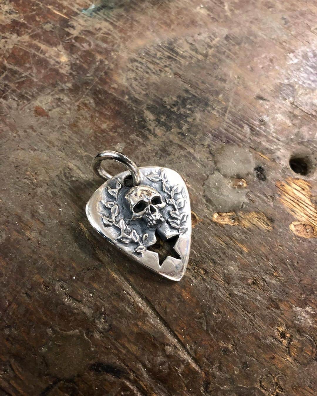 のインスタグラム：「TODAY is the LAST DAY to buy a Guitar Pick Pendant before they’re permanently put on ice 💀 Their run is over so don’t miss out! Comment for a Dm link 💀 Perfect for Christmas 🎄 #guitar #guitarpick #guitarist #solidsilver #skull #skullfashion #gothic #gothicjewellery #heavymetal #silver #pendant #london」