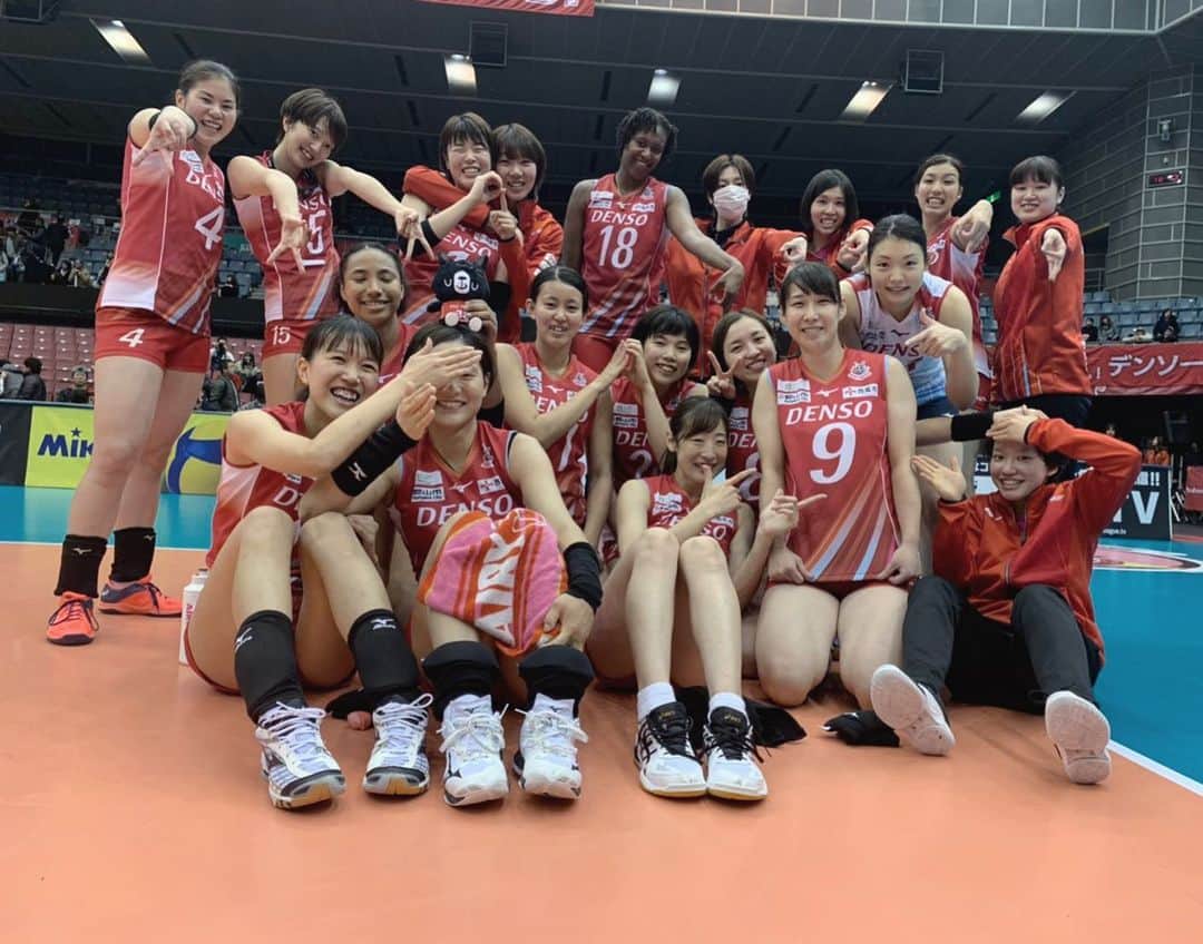 野村明日香のインスタグラム：「川崎大会たくさんの声援ありがとうございました！﻿ ﻿ 日曜は負けてしまいましたが﻿ 来週郡山のホームゲームに向けて﻿ またチーム全員で頑張ります🐝.﻿ ﻿ 引き続きたくさんの応援よろしくお願いします☺︎﻿ ﻿ じんさん顔隠してごめんさい😘﻿ ﻿ #Vリーグ #バレーボール #Vリーグはバレーだよ  #デンソーエアリービーズ #福島 #郡山 #西尾 #ホームゲーム﻿ #volleyball #densoairybees #homegame #🐝﻿」