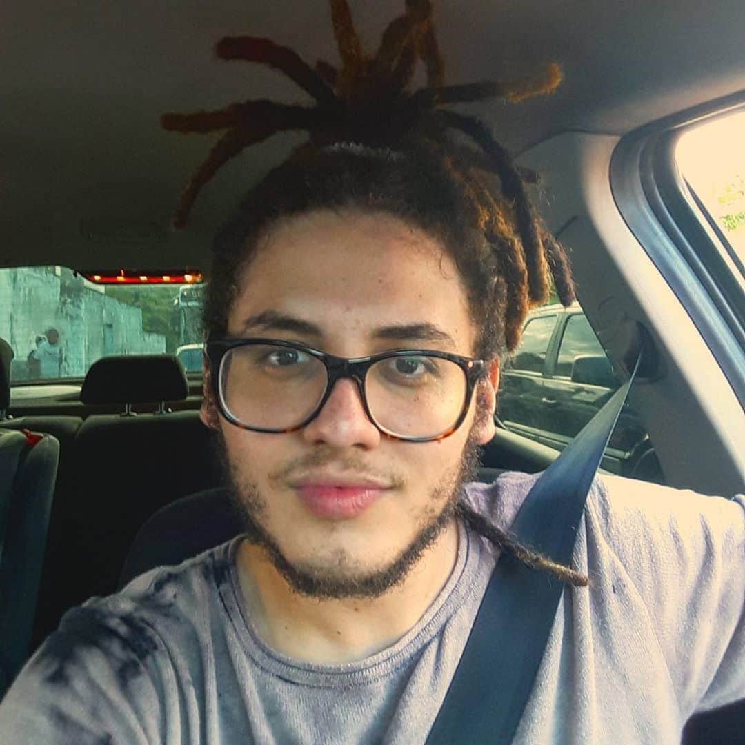 Chay Suedeのインスタグラム：「Ricão, Te amo tanto, tanto! Te amei todos os dias desde que nossa mãe me contou que estava com o "nosso neném" dentro da barriga dela, como te desejei, meu irmão, eu era pequeno mas lembro como se fosse hoje o dia em que te peguei no colo pela primeira vez, minha alma gêmea. Você é o meu melhor pedaço, meu melhor amigo, a voz que Deus escolheu, meu sangue, minha vida por você, meu amor. Aprendo tanto com você, sobre ser um homem bom, sobre ser pai, sobre ter uma família e cuidar dela. Um olhar e o mundo se derrete por você, meu presente mais precioso.  Feliz aniversário! @henrique__rocha」