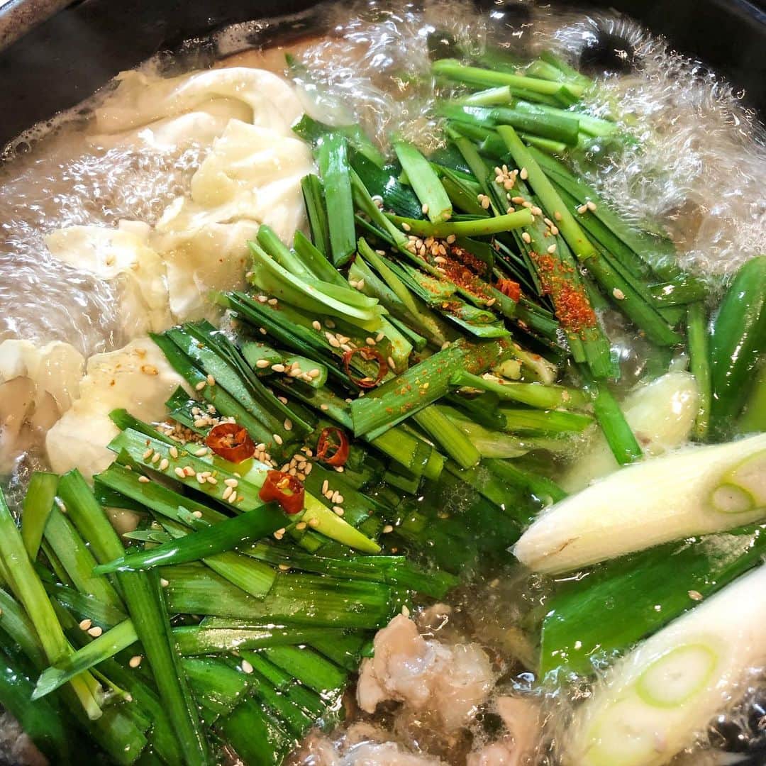 逸見太郎のインスタグラム：「冬といえば　鍋🥘  #第一弾は#もつ鍋#塩味#野菜たくさん #キノコたくさん#エクストラで#にんにくスライス #今日はそこまで寒くなかった  最近ウエストまわりが気になり始めたので〆のちゃんぽん麺は嫁が食べている隣で指をくわえて見てるだけ...(悲」