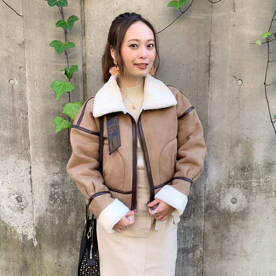 榊本麻衣さんのインスタグラム写真 - (榊本麻衣Instagram)「♡♡﻿ ﻿ ﻿ 寒かった時のcode👠❄﻿ ﻿ ﻿  coat ▷ #ECLIN﻿  bag ▷ #MICHEALKORS﻿  skirt ▷ #ETRE﻿  boots ▷ @fabbyfabby_tokyo ﻿ ﻿ ムートンコートってなんか﻿ ほっとするのは私だけ、、😊？﻿ ﻿ このムートンデザインも可愛くて、﻿ しかも上まで閉めたらしっかり防寒できる🥴💗﻿ (3枚目をみてくれたらわかる🐑💕)﻿ ﻿ この日は寒くて帰る時は﻿ しっかり上までしめて帰りましたとさ🥺笑﻿ ﻿ ﻿ 最近よくこのブーツ履いてるんやけど、﻿ このブーツ厚底になってて歩きやすくて可愛い🥾✨﻿ 今のところ褒められ率100％🙈💋﻿ ﻿ 身につけてるものとか﻿ 褒めてもらったら嬉しいよね😍⭐️﻿ ﻿ ﻿ #mai___fashion #mai___code#code #コーデ #コーディネート #coordinates #fashion #ファッション#outfit #笑顔 #smile #ootd #お洒落さんと繋がりたい #可愛い #秋コーデ #カジュアル #カジュアルコーデ #ラフコーデ #冬コーデ #knit #ニット #ニットコーデ #スカート #ムートンコート #ETRETOKYO #エクラン」11月25日 20時40分 - maipipii