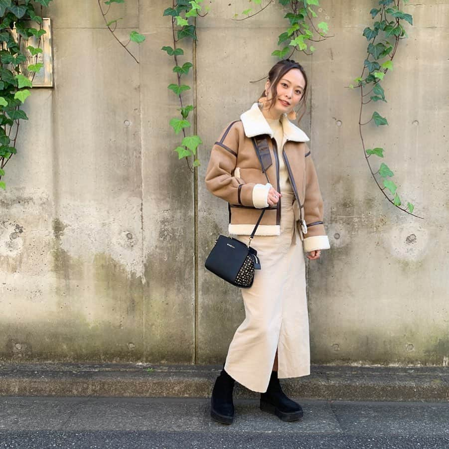 榊本麻衣さんのインスタグラム写真 - (榊本麻衣Instagram)「♡♡﻿ ﻿ ﻿ 寒かった時のcode👠❄﻿ ﻿ ﻿  coat ▷ #ECLIN﻿  bag ▷ #MICHEALKORS﻿  skirt ▷ #ETRE﻿  boots ▷ @fabbyfabby_tokyo ﻿ ﻿ ムートンコートってなんか﻿ ほっとするのは私だけ、、😊？﻿ ﻿ このムートンデザインも可愛くて、﻿ しかも上まで閉めたらしっかり防寒できる🥴💗﻿ (3枚目をみてくれたらわかる🐑💕)﻿ ﻿ この日は寒くて帰る時は﻿ しっかり上までしめて帰りましたとさ🥺笑﻿ ﻿ ﻿ 最近よくこのブーツ履いてるんやけど、﻿ このブーツ厚底になってて歩きやすくて可愛い🥾✨﻿ 今のところ褒められ率100％🙈💋﻿ ﻿ 身につけてるものとか﻿ 褒めてもらったら嬉しいよね😍⭐️﻿ ﻿ ﻿ #mai___fashion #mai___code#code #コーデ #コーディネート #coordinates #fashion #ファッション#outfit #笑顔 #smile #ootd #お洒落さんと繋がりたい #可愛い #秋コーデ #カジュアル #カジュアルコーデ #ラフコーデ #冬コーデ #knit #ニット #ニットコーデ #スカート #ムートンコート #ETRETOKYO #エクラン」11月25日 20時40分 - maipipii