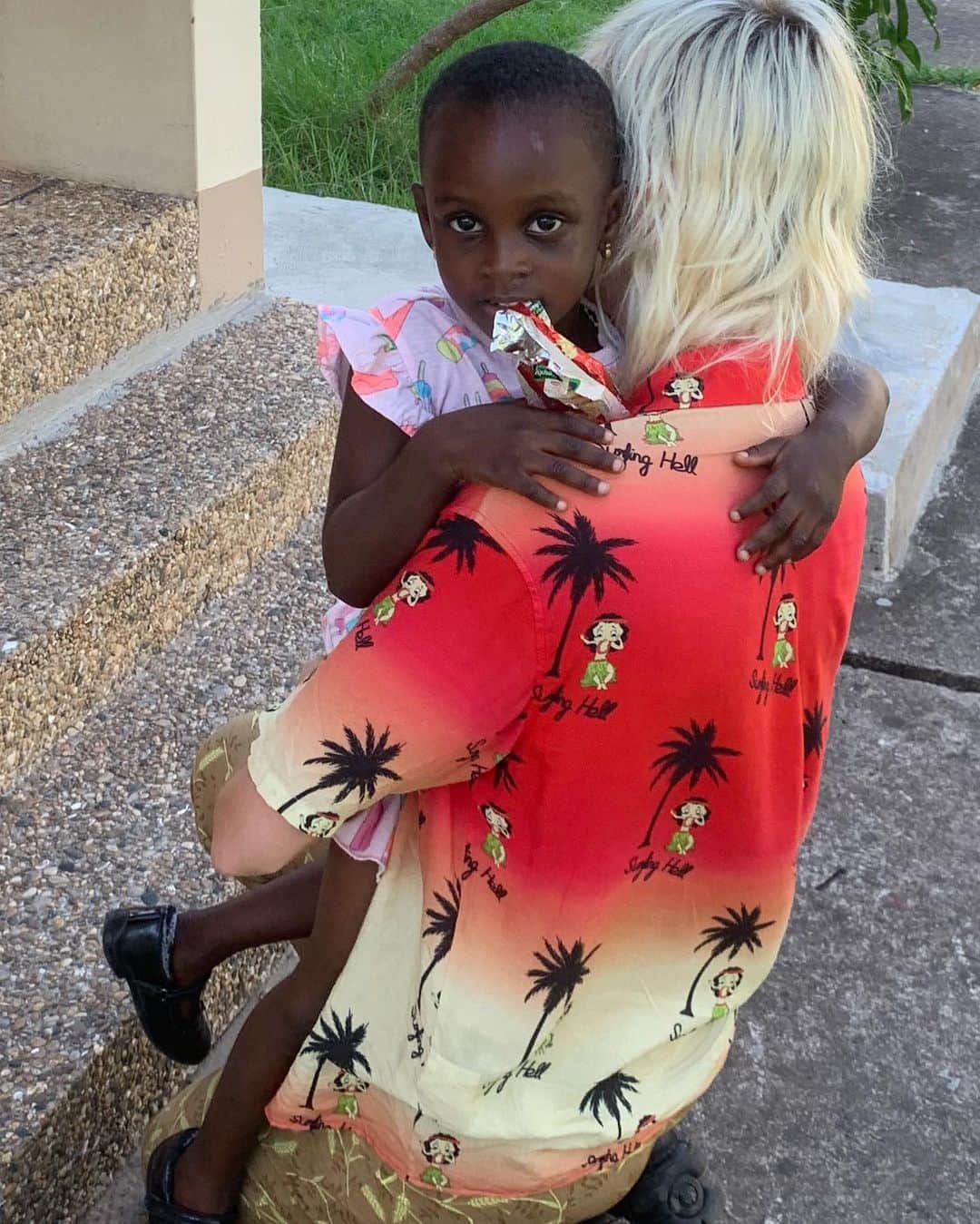 マリヤン・ジョンクマンのインスタグラム：「Every child should belong to a family and has to grow up with love, respect and security. ♥️ @sos_childrens_villages @soskinderdorpen」