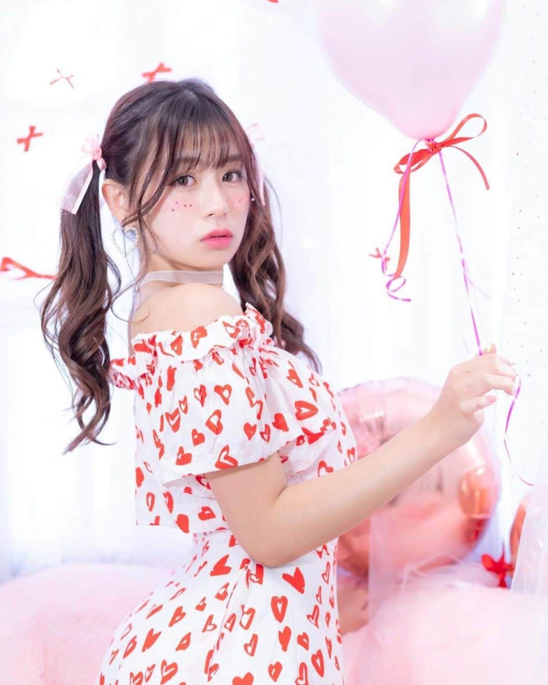 のインスタグラム：「Twitterに載せた写真💞💞 この時の髪の毛の長さに戻したい！！😂 はやく髪の毛伸びないかな〜😑 #レースクイーン #アイドル #撮影 #リボン #ハート #ドール #リルリリー #ビジョビ #rq #idol #heat #ribbon #pink #lilly」