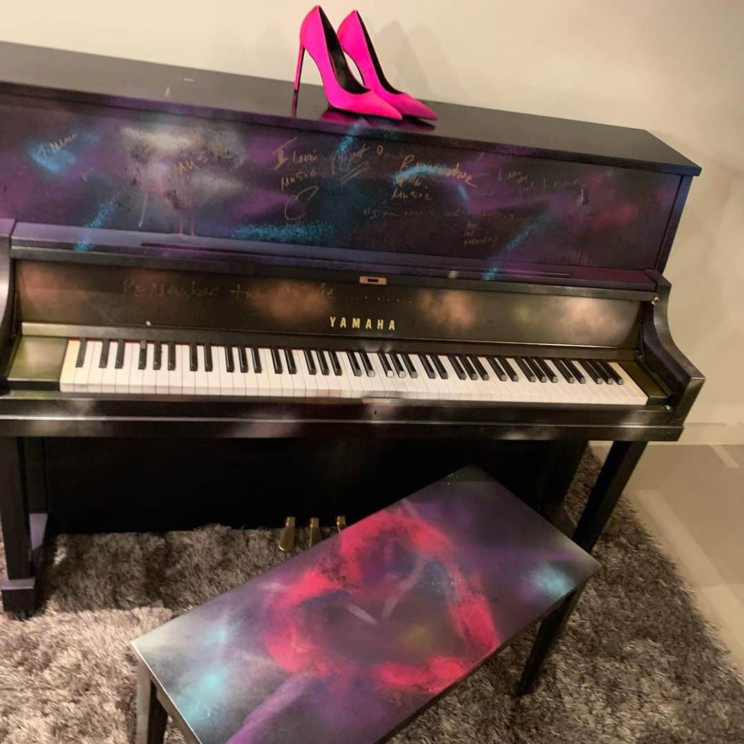 ジェニファー・ハドソンさんのインスタグラム写真 - (ジェニファー・ハドソンInstagram)「I decided to spray paint my piano this weekend and so I did ! I’m so proud of it ! That was fun ! Goodmorning」11月25日 20時44分 - iamjhud