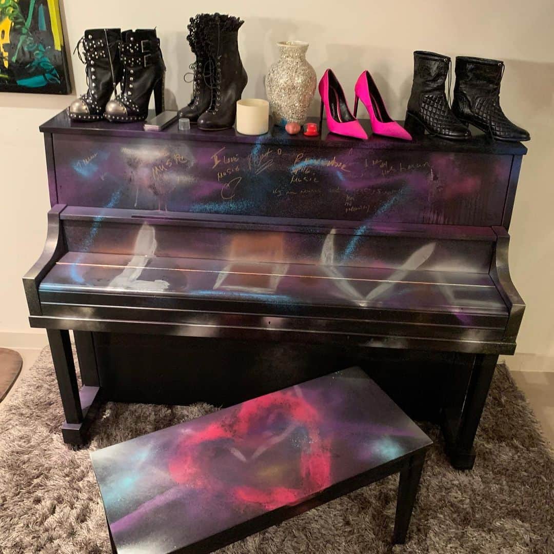 ジェニファー・ハドソンさんのインスタグラム写真 - (ジェニファー・ハドソンInstagram)「I decided to spray paint my piano this weekend and so I did ! I’m so proud of it ! That was fun ! Goodmorning」11月25日 20時44分 - iamjhud