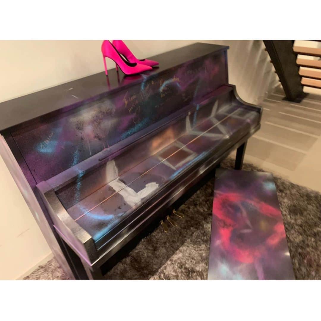 ジェニファー・ハドソンのインスタグラム：「I decided to spray paint my piano this weekend and so I did ! I’m so proud of it ! That was fun ! Goodmorning」