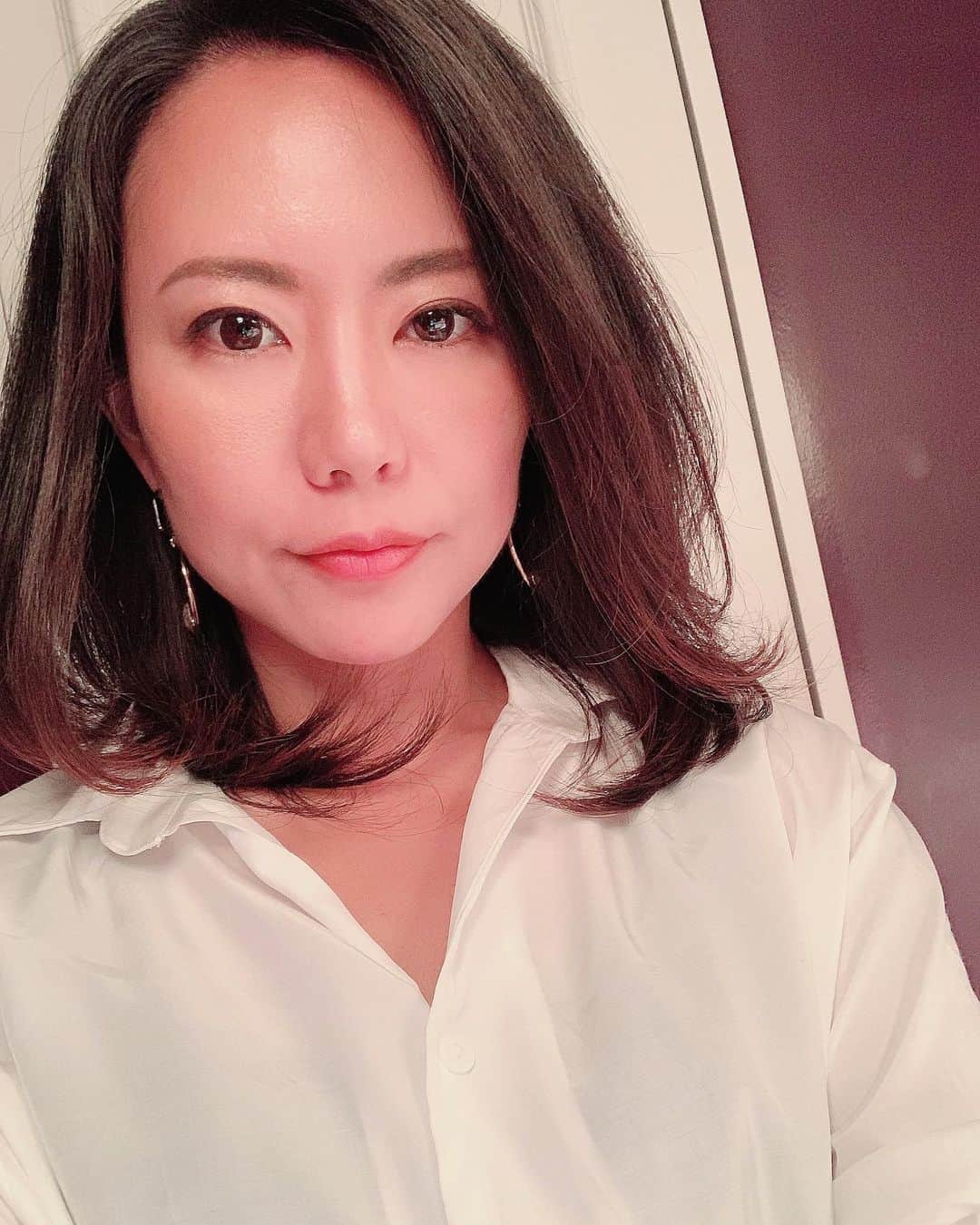 長嶺菜菜子のインスタグラム：「﻿ 初﻿ 体﻿ 験﻿ 🤩﻿ ﻿ ﻿ 小顔になれる💆‍♀️﻿ ﻿ ハ﻿ イ﻿ フ﻿ 🤩﻿ ﻿ ﻿ Before After → pic2.3枚目﻿ ﻿ 前面からは分かりにくいけど、﻿ 横から見たらすっごい違いが分かる❗️😳﻿ ﻿ ﻿ 顎からフェイスラインにかけてのタルミがなくなってくっきりしてる❗️🤩🤩﻿ そしてワントーン肌が明るくなってる❗️﻿ ﻿ ﻿ 1回でこの効果は続けたらフェイスライン﻿ どれだけすっきりするんだろか( '∀︎' )﻿ ﻿ ﻿ @bourge.hifu ブルジェ﻿ 同い歳の佳子ちゃんのサロン﻿ ここではハイフの前に顔の筋膜リリースをしてくれる✨﻿ そうする事で凝り固まっている顔の筋肉をほぐし筋膜を緩めてリフトアップしやすくしているのだと😚﻿ ﻿ ﻿ おかげで小顔がキープし続けてる(♡︎ˊ艸ˋ♡︎)﻿ ﻿ ﻿ ━︎━︎━︎━︎━︎━︎━︎━︎━︎━︎﻿ @bourge.hifu  ブルジェ﻿ 🚶‍♀️中目黒から徒歩9分﻿ ﻿ ＊新規お試しハイフ2600ショット¥8.990﻿ やってるみたい✨﻿ 気になる人はDMしてみて🙌😆﻿ ﻿ ﻿ ★------------------------------------------------☆ ﻿ #小顔 #顔痩せ #小顔効果﻿ #筋膜リリース﻿ #ハイフ ﻿ #HIFU﻿ #中目黒エステ﻿ #Bourge」