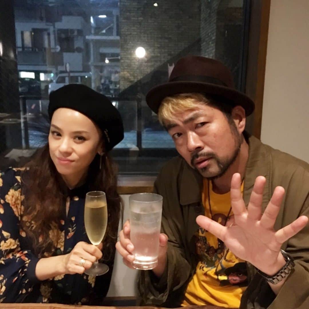 azumiのインスタグラム：「昨夜はSWINGOさんと #バーテンダー協会熊本支部 チャリティーカクテルパーティーでライブ。祖母がいる熊本でライブなんて本当に嬉しかったです。（大好きな伯父ちゃんも来てくれた！）ファンの方もたくさん来てくださり、一つ一つのライブを大切に歌おうと心に沁みた夜でした。。。 あと美味すぎた熊本ごはん🐻」