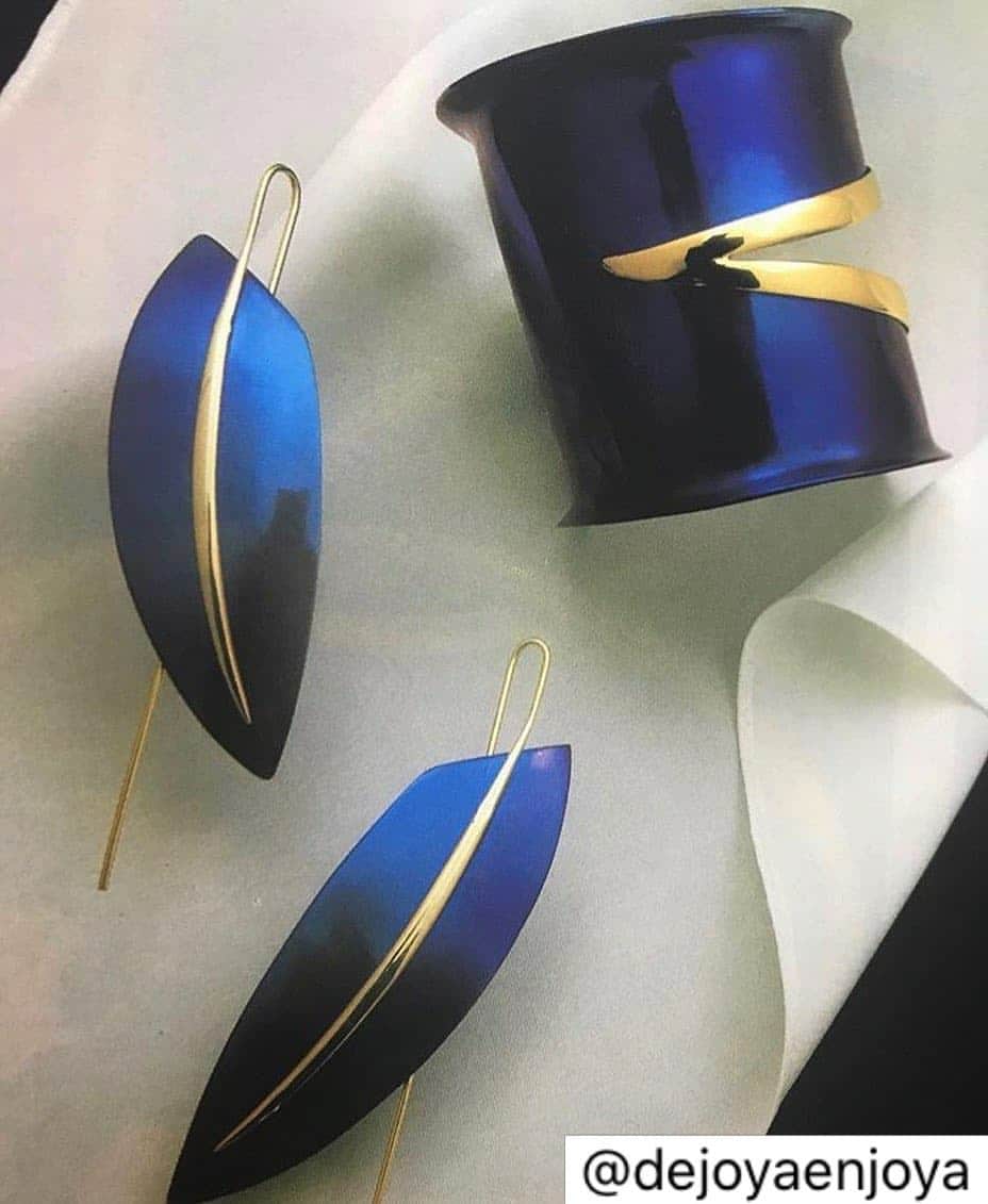 のインスタグラム：「#Repost @dejoyaenjoya ✨Earrings & bracelet with the personal signature of the Spanish designer Joaquín Berao 💙⚡🥰⚡💙 made in yellow gold & titanium. . . .  Pendientes y brazalete con el sello personal del diseñador español Joaquín Berao 😘💙✌️😘💙 realizados en oro amarillo y titanio. . . .  #DeJoyaEnJoya #JoaquinBerao #SpanishJewelry #ModernDesign #ContemporaryDesign #earrings #bracelet #TitaniumJewelry #YellowGold #blue #instaBlue #jewelry #jewellery #joyas」