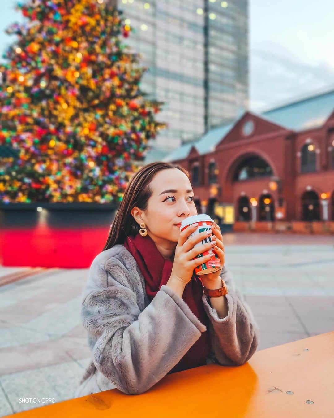 Tattyのインスタグラム：「@oppojapan のアカウントで 冬、感じてます🍁☕️ 画質綺麗！！！😳✨ #oppojapan #恵比寿ガーデンプレイス  #christmastree #christmas #oppo #ebisu」
