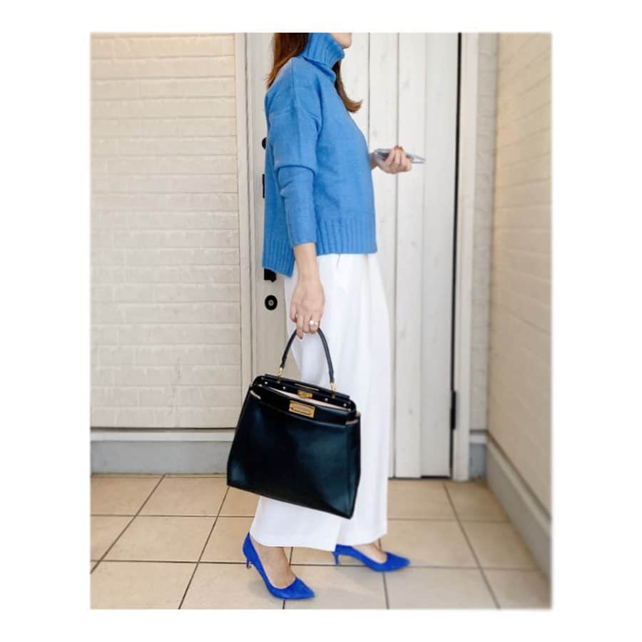 のインスタグラム：「Blue💙 私には珍しいカラーチョイス！ でもたまに着たくなる色‼︎ * Tops: #titivate Pants: #enfold Shoes: #jcrew Bag: #fendi #fashion #cordinate #casualstyle #ママコーデ#ティティベイト#titivatestyle #エンフォルド#フェンディ#タートルふわっとタッチニット @titivate」