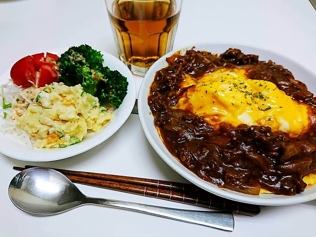 阪本麻美さんのインスタグラム写真 - (阪本麻美Instagram)「今日の晩御飯!! オムハッシュドビーフ♪  卵とろとろ～まぁまぁ上手く出来高た～d=(^o^)=b  お腹いっぱい、パンパン。 ごちそうさまでした！！ #今日の晩御飯  #晩御飯 #自炊  #自炊記録  #オムハッシュドビーフ  #卵とろとろ  #まぁまぁ上手く出来た  #お腹いっぱい  #お腹パンパン  #ごちそうさまでした」11月25日 20時56分 - mamichin0906