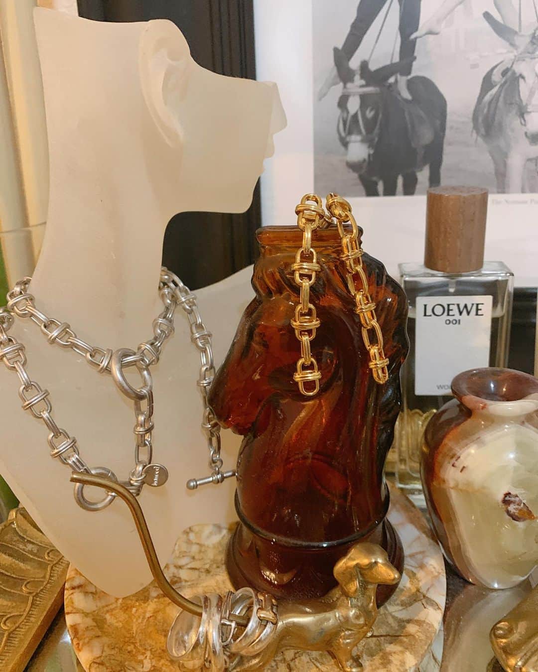 Naomiのインスタグラム：「🏺🐎💐🐻 写真に写ってる ロエベのWOMANの香水は MENもあるんだけど、 JWアンダーソンが互いを引き立て合うように、設計した香りらしい💐混ざっても良い匂いでした🌹 素敵な香りで好き☺️ . . #interior#accessory#bedroom #LOEWE#perfume #模様替え#掃除が大変#インテリア #お気に入りはオニキスの#壺」