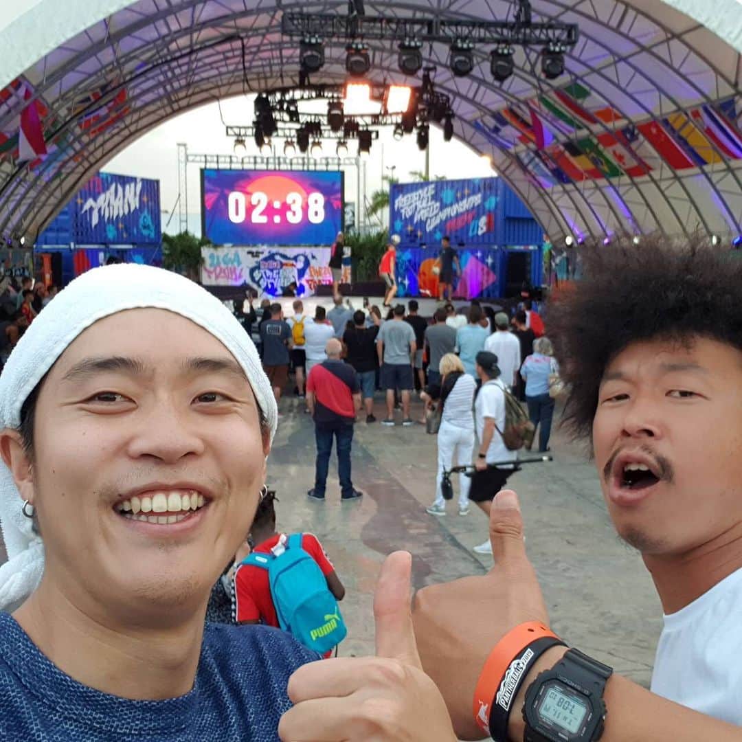 のインスタグラム：「We hate each other like the governments🇰🇷🇯🇵 #freestylefootball #redbullstreetstyle #ballbeatcrew #KBJlife」