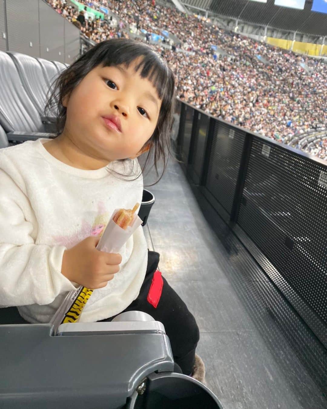 三好絵梨香さんのインスタグラム写真 - (三好絵梨香Instagram)「娘も見に来てたので♡ 見つけて手を振ってみました。  終わってから娘に聞いてみました。 ..... 私.ママが手を振ったの気づいた？  娘.全然見てなかった。  私.ママのお仕事どうだった？  娘.ちょっとだけカッコ良かったけどぉー  ちょっとだけカッコ良くなかった！  私.え！カッコ良くなかった？そっかー。  娘.ママ！もうちょっとだけ頑張った方がいいよ！  私. ......もっとがんばるわ...。 娘.うん。  厳しいお言葉頂きました😅 リアルにこの会話だったので、さすがにパパが アネラ！ママ頑張ってたしょ！と珍しくフォローしてくれました笑笑  正直、どうだった？可愛かったぁ〜！と一言 言ってくれると思い込んでいた笑 甘かった。  #娘と会話#2歳児#女の子#厳しい#女の子ママ#札幌ママ」11月25日 21時07分 - erika.miyoshi