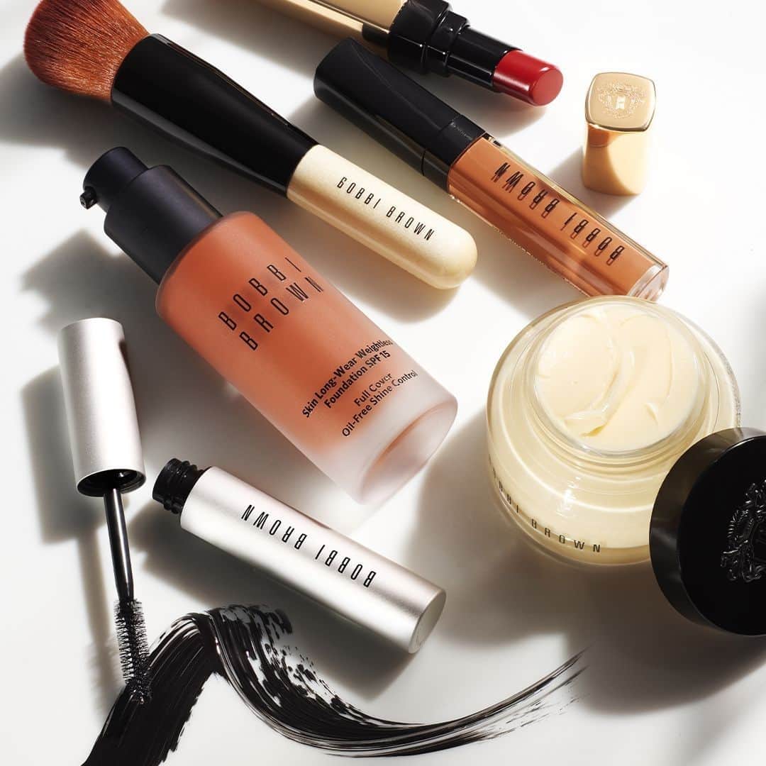 のインスタグラム：「Our signature skin routine looks great with everything. Restock your favorites today and curate your own wish-worthy 5-piece set for free with any $50+ order. Shop now on bobbibrown.comb  The Breakdown: Vitamin Enriched Face Base Instant Full Cover Concealer Skin Long-Wear Weightless Foundation SPF 15 Smokey Eye Mascara Full Coverage Face Brush Luxe Shine Intense Lipstick  #bobbibrown #brows #skinlongwear #holidaybeauty #wishlist #love #yourlook #trendingbeauty #makeupsale #blackfriday #sale」