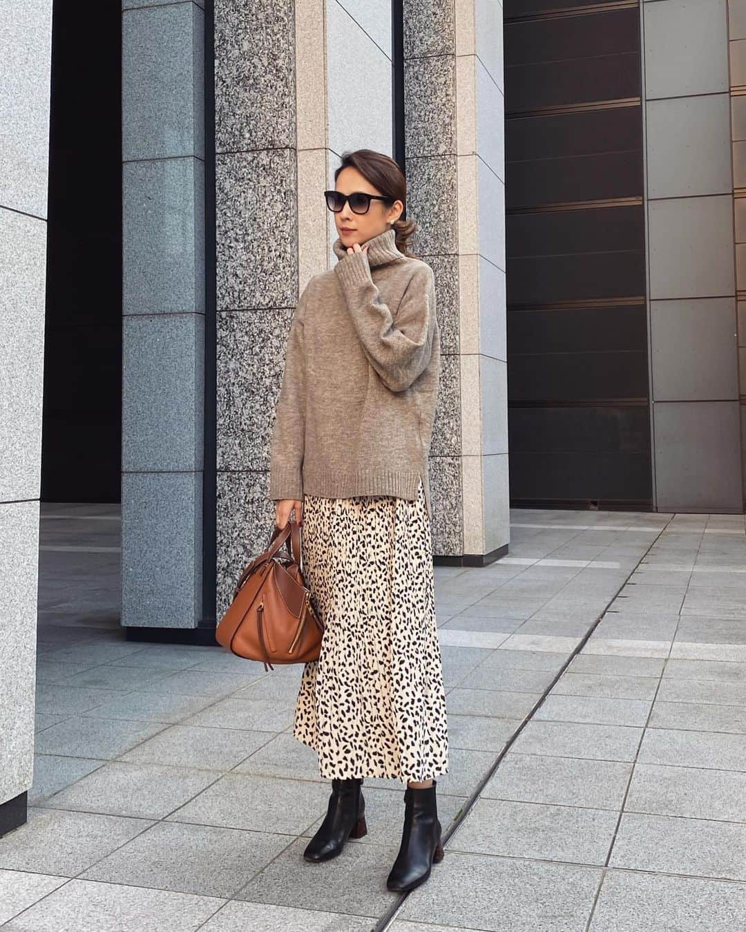 のインスタグラム：「#outfit  Knit & Skirt... @urs_official Shoes... #geoxshoes  トップス、スカートともに @urs_official です✨ 最近こういうスタイリングも好きになってきました。  #urs_styling#urs_official#pr」