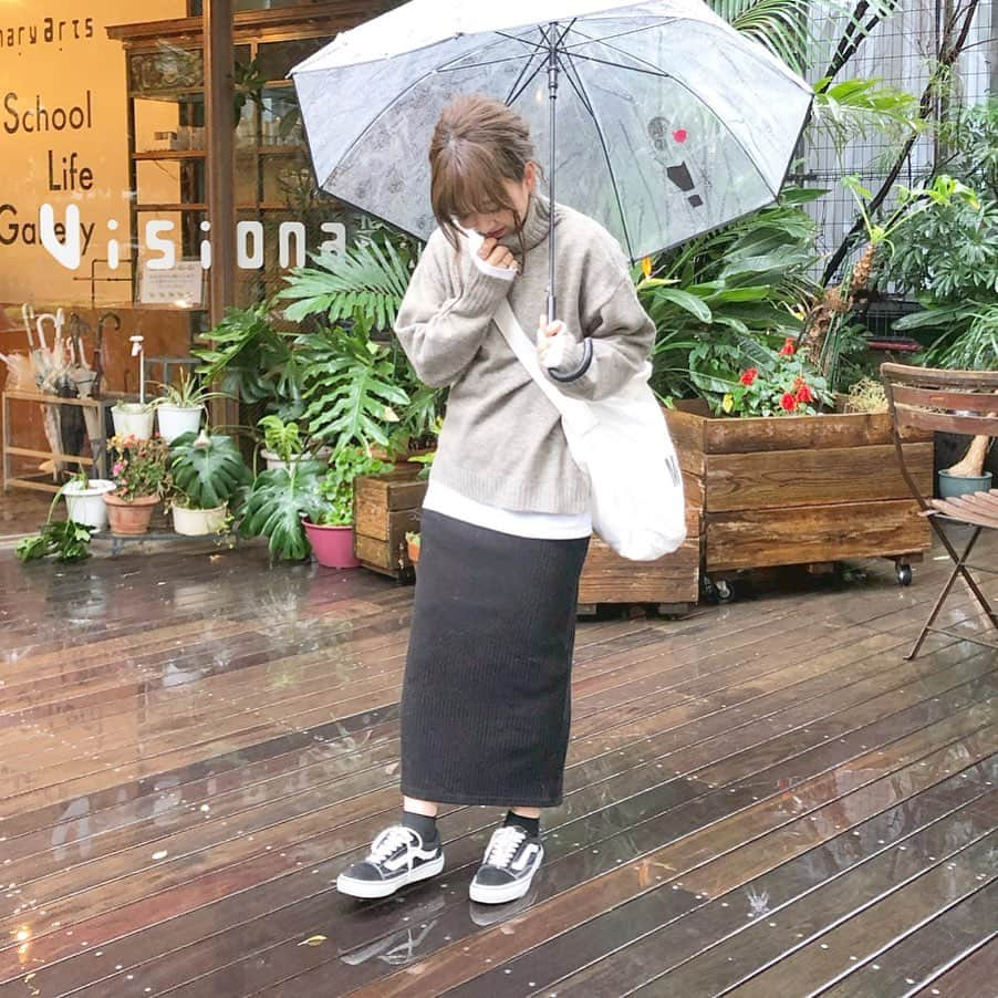 haruさんのインスタグラム写真 - (haruInstagram)「ㅤㅤㅤㅤㅤㅤㅤㅤㅤㅤㅤㅤㅤ ㅤㅤㅤㅤㅤㅤㅤㅤㅤㅤㅤㅤㅤ ㅤㅤㅤㅤㅤㅤㅤㅤㅤㅤㅤㅤㅤ #ootd ㅤㅤㅤㅤㅤㅤㅤㅤㅤㅤㅤㅤㅤ この前の雨の日コーデ☔️ ㅤㅤㅤㅤㅤㅤㅤㅤㅤㅤㅤㅤㅤ このタートルニット めちゃくちゃ可愛いし かほちゃんにも褒めてもらって るんるんだった日🎈🤣( 笑 ) ㅤㅤㅤㅤㅤㅤㅤㅤㅤㅤㅤㅤㅤ 少しだけだったけど 会えて嬉しかった( ˶ˆ꒳ˆ˵ )🌿.* ㅤㅤㅤㅤㅤㅤㅤㅤㅤㅤㅤㅤㅤ ㅤㅤㅤㅤㅤㅤㅤㅤㅤㅤㅤㅤㅤ ❤︎ tops : @urs_official ❤︎ skirt : #GU ❤︎ bag : #MHL ❤︎ shoes : #vans ㅤㅤㅤㅤㅤㅤㅤㅤㅤㅤㅤㅤㅤ 大切な大切なこの傘はこの日.風により 折れてしまいました☔️カナシミ。 ㅤㅤㅤㅤㅤㅤㅤㅤㅤㅤㅤㅤㅤ 髪の毛、湿気でおわってるけど たのしかったのでなんでもおっけい🤣🧡( 笑 ) ㅤㅤㅤㅤㅤㅤㅤㅤㅤㅤㅤㅤㅤ 明日は...🤭🍫❤︎ ㅤㅤㅤㅤㅤㅤㅤㅤㅤㅤㅤㅤㅤ ㅤㅤㅤㅤㅤㅤㅤㅤㅤㅤㅤㅤㅤ そう言えばこの日 二重幅ひろげてみたんだけど 目力あがったきがする？かな？🤔( 笑 ) ㅤㅤㅤㅤㅤㅤㅤㅤㅤㅤㅤㅤㅤ ㅤㅤㅤㅤㅤㅤㅤㅤㅤㅤㅤㅤㅤ #カジュアル#ニットコーデ#低身長コーデ#153cmコーデ#プチプラ#タートルネックニットプルオーバー#urs_styling #urs_official#ユアーズ#スカートコーデ #harucd ㅤㅤㅤㅤㅤㅤㅤㅤㅤㅤㅤㅤㅤ」11月25日 21時02分 - __haru3